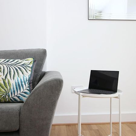 St Thomas Loft Views By Ssw - 2Br, Parking, Sleeps 4, Easy Access To City Centre, Marina, Beach And M4 Суонзи Екстериор снимка