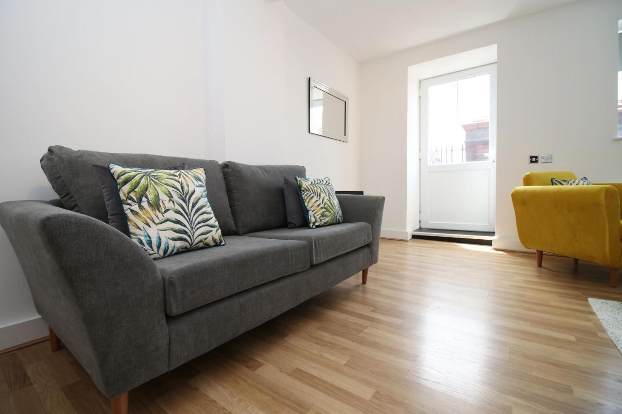 St Thomas Loft Views By Ssw - 2Br, Parking, Sleeps 4, Easy Access To City Centre, Marina, Beach And M4 Суонзи Екстериор снимка