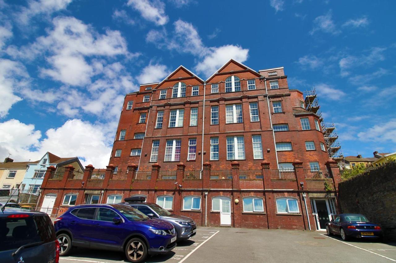 St Thomas Loft Views By Ssw - 2Br, Parking, Sleeps 4, Easy Access To City Centre, Marina, Beach And M4 Суонзи Екстериор снимка
