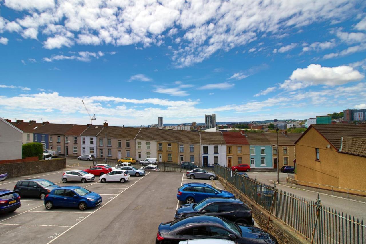 St Thomas Loft Views By Ssw - 2Br, Parking, Sleeps 4, Easy Access To City Centre, Marina, Beach And M4 Суонзи Екстериор снимка
